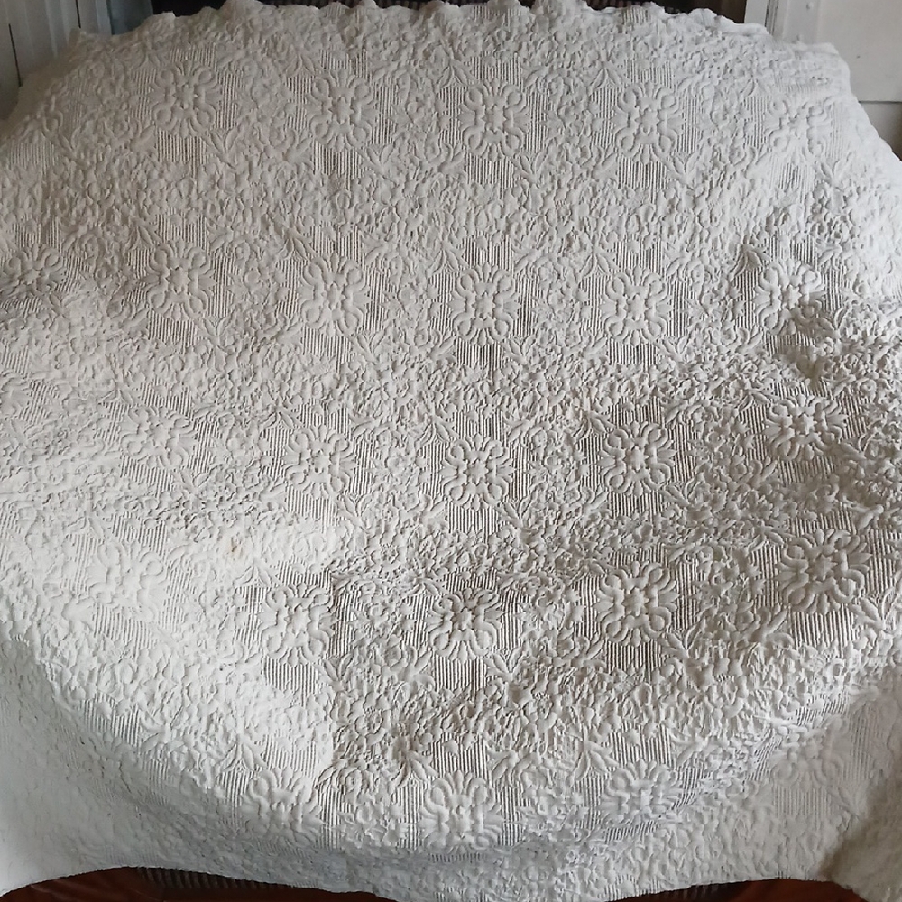 Elegant White Floral Quilt